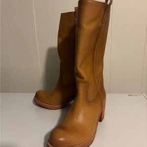 Elegant Tan Leather Heeled Boots